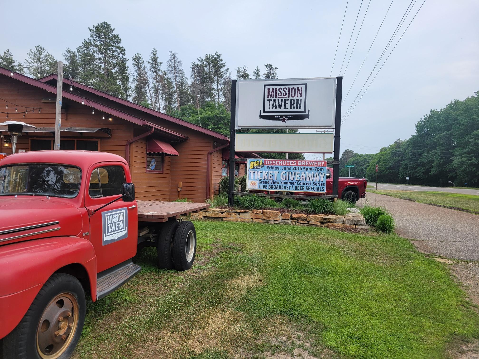 4 minutes to food & drinks at the Mission Tavern!