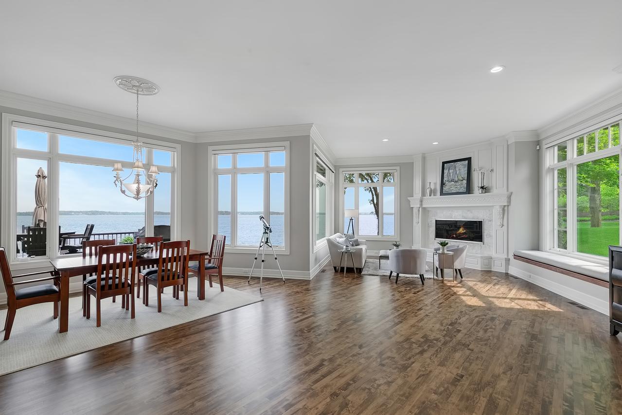 Front Entry Living and Yard Window.jpg