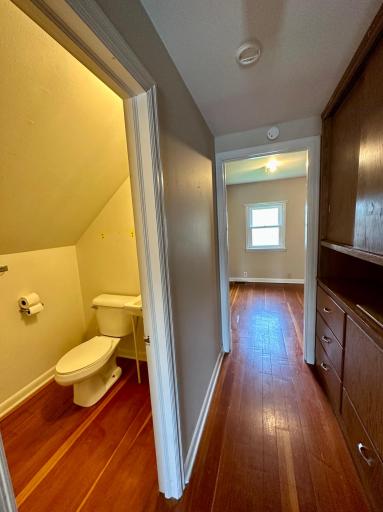 25 UL Hall and bath .jpeg