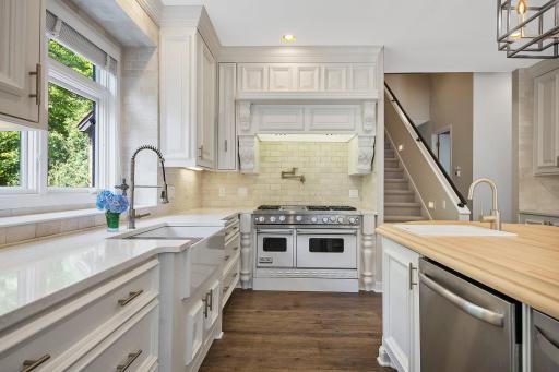 10 Gideons Point Road, Excelsior, MN 55331