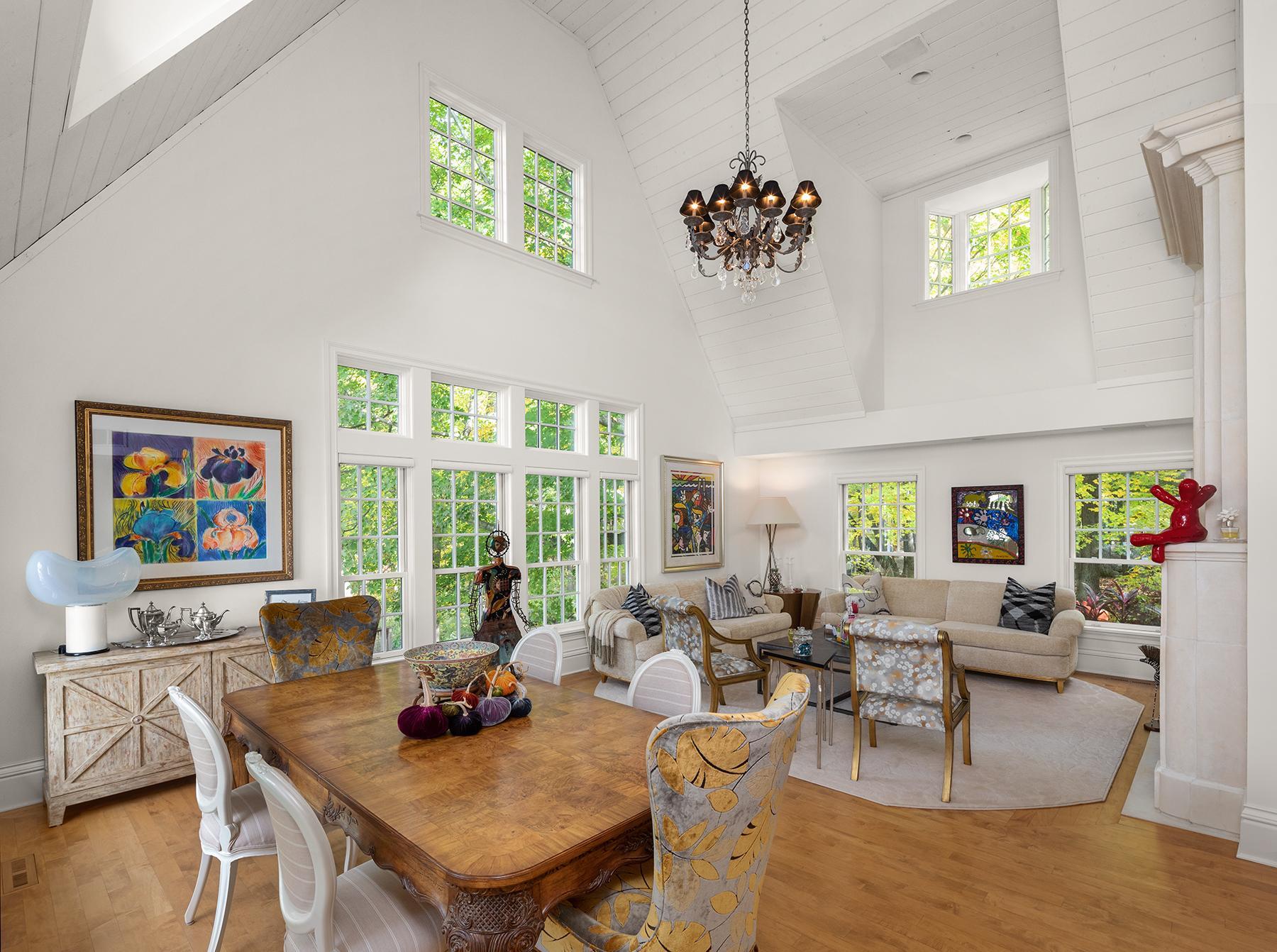 Beautiful Vaulted Living Room/Dining Room