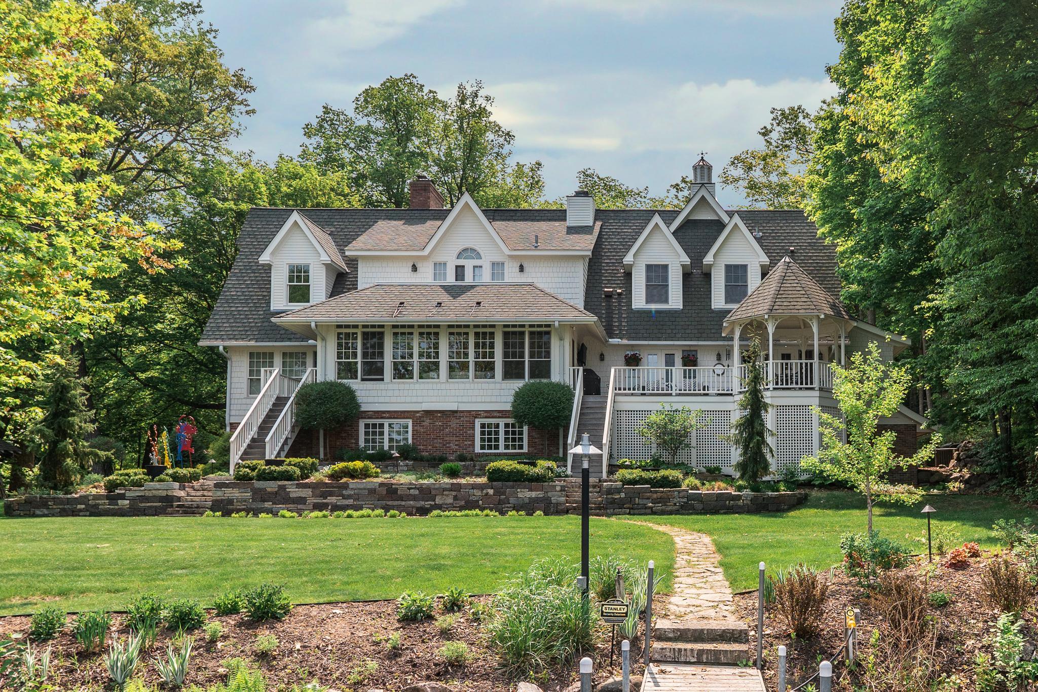 Welcome to 21020 Oak Lane!