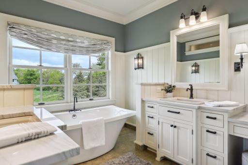 77 Monarch Way, North Oaks, MN 55127