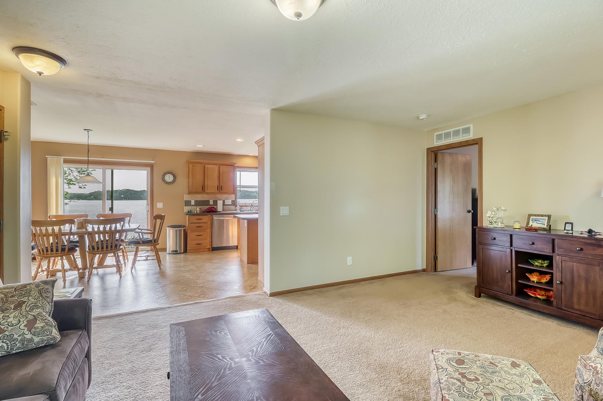 Familyroom1_4.jpg