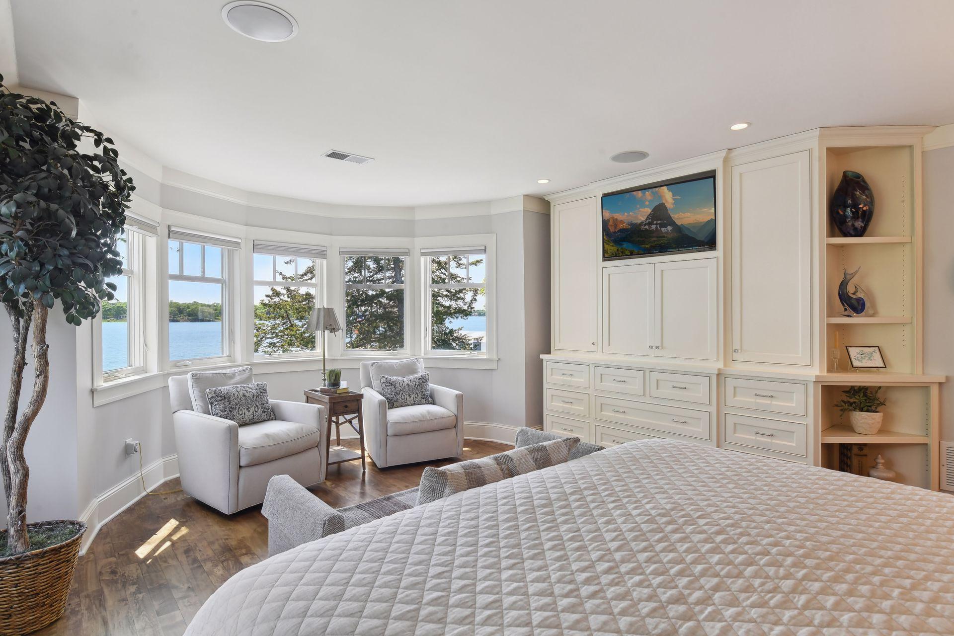 Imagine waking up to panoramic lake views every morning.