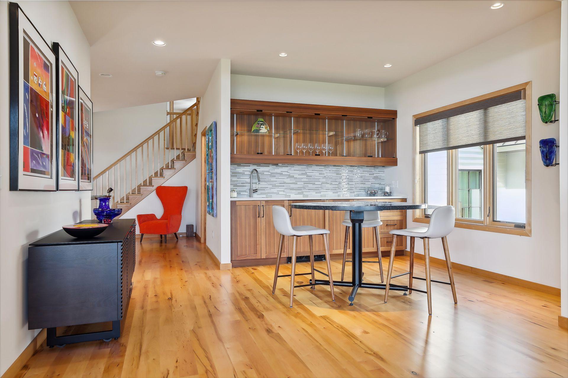 Wet bar/ dining area
