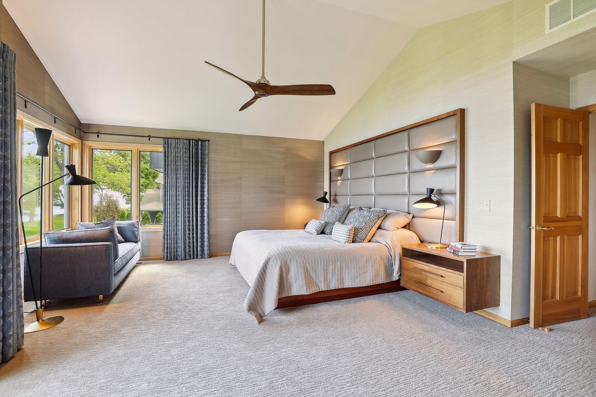 Huge, vaulted sleeping area overlooking the water