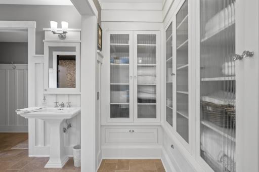 Built-in drawers and storage cabinets: The bathroom offers built-in drawers and storage cabinets, providing ample space to store towels, toiletries, and other bathroom essentials.