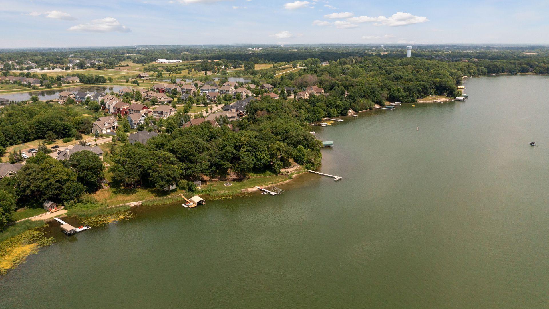 Full recreational Lake Bavaria ideal for fishing, swimming, water skiing or wake boarding.