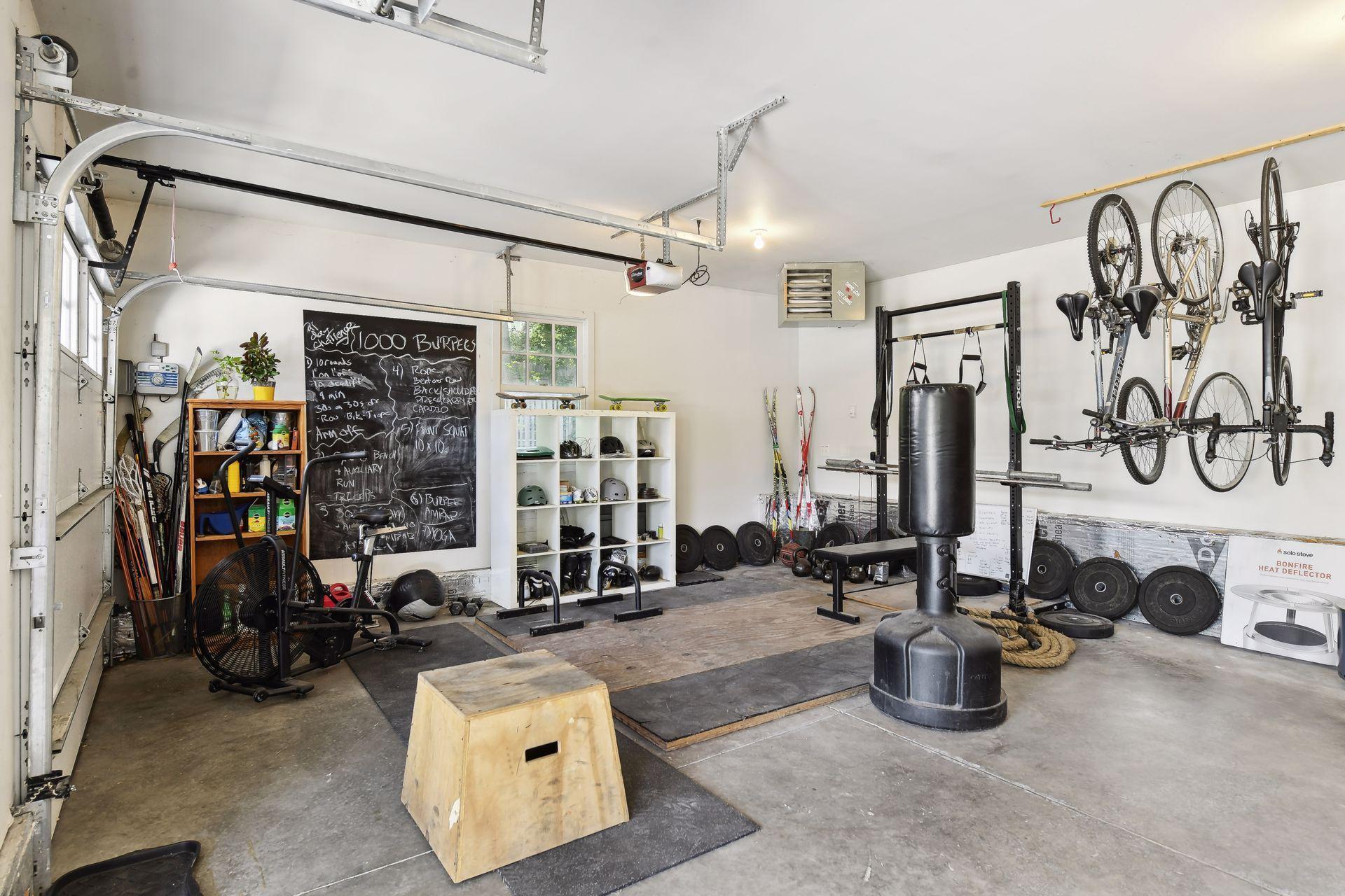 Family currently has a great outdoor/indoor gym in the 3rd stall