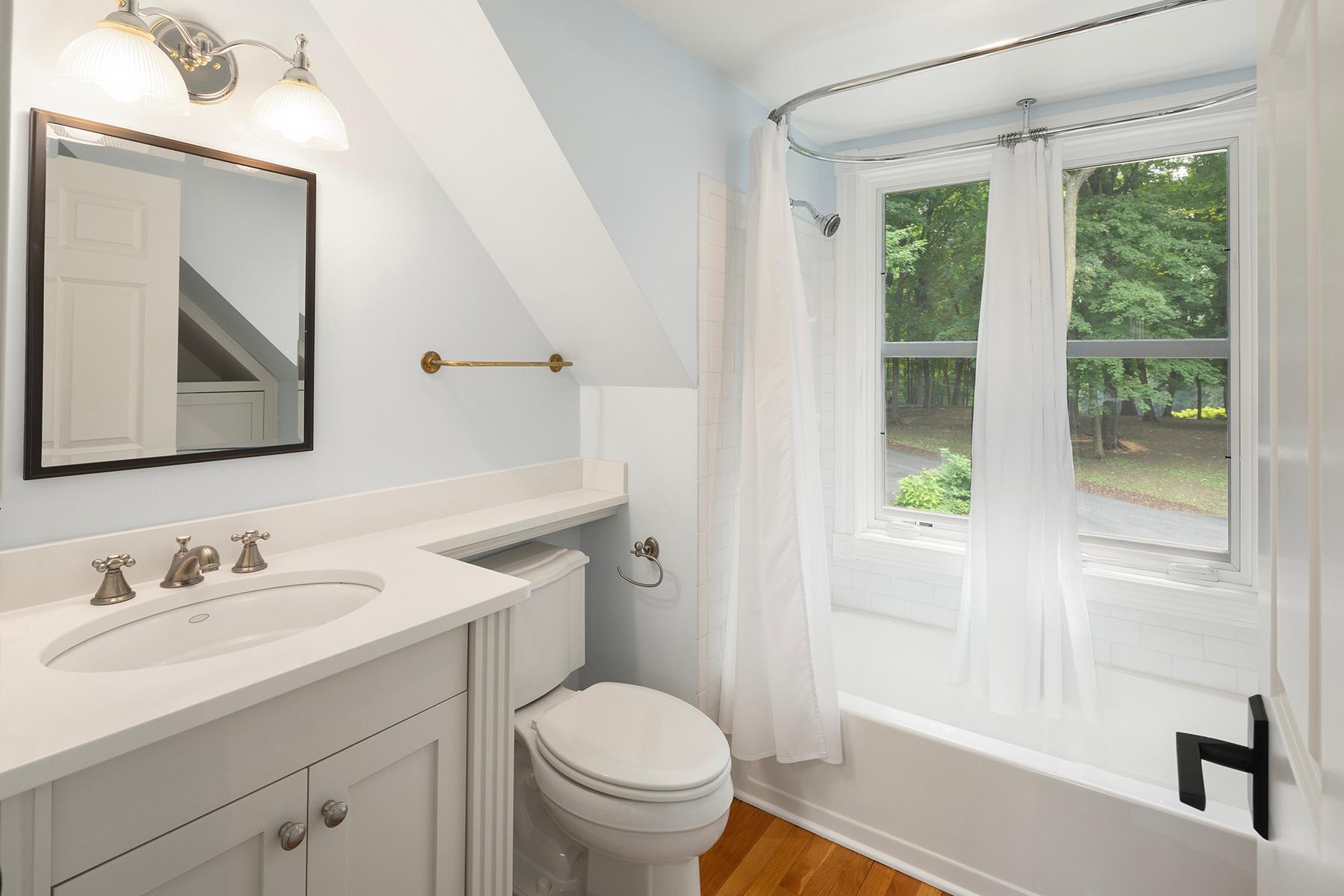 hallway bathroom for back bedroom and 2nd floor deck