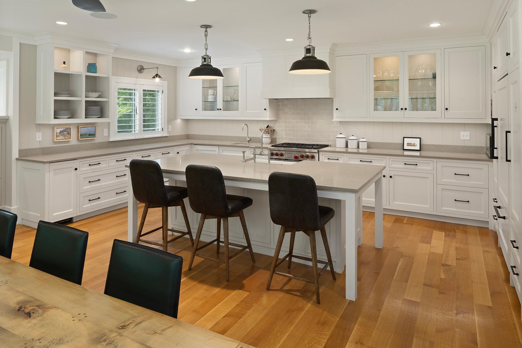 Beautifully finished kitchen with center island seating