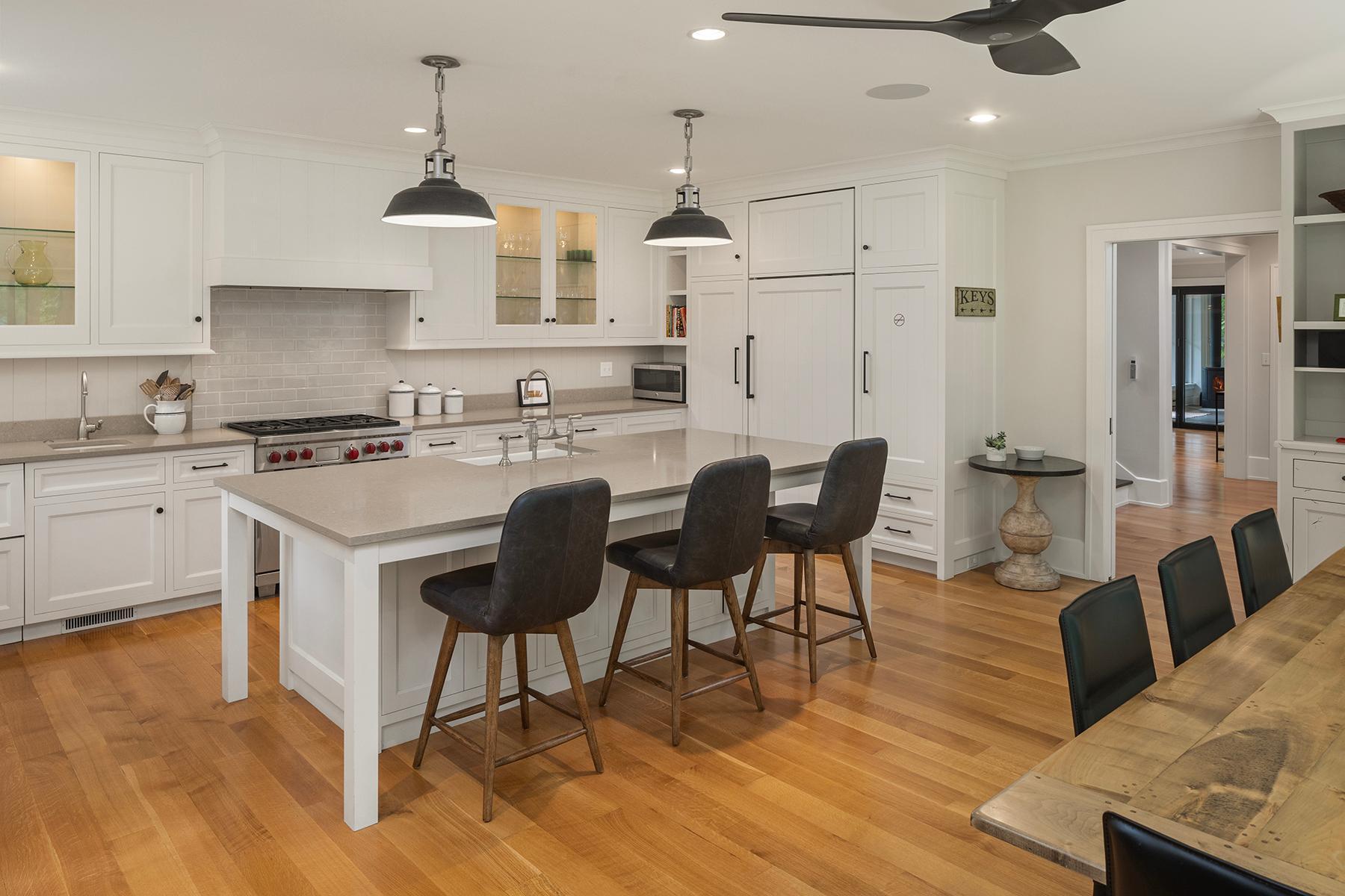 Beautifully finished kitchen with center island seating