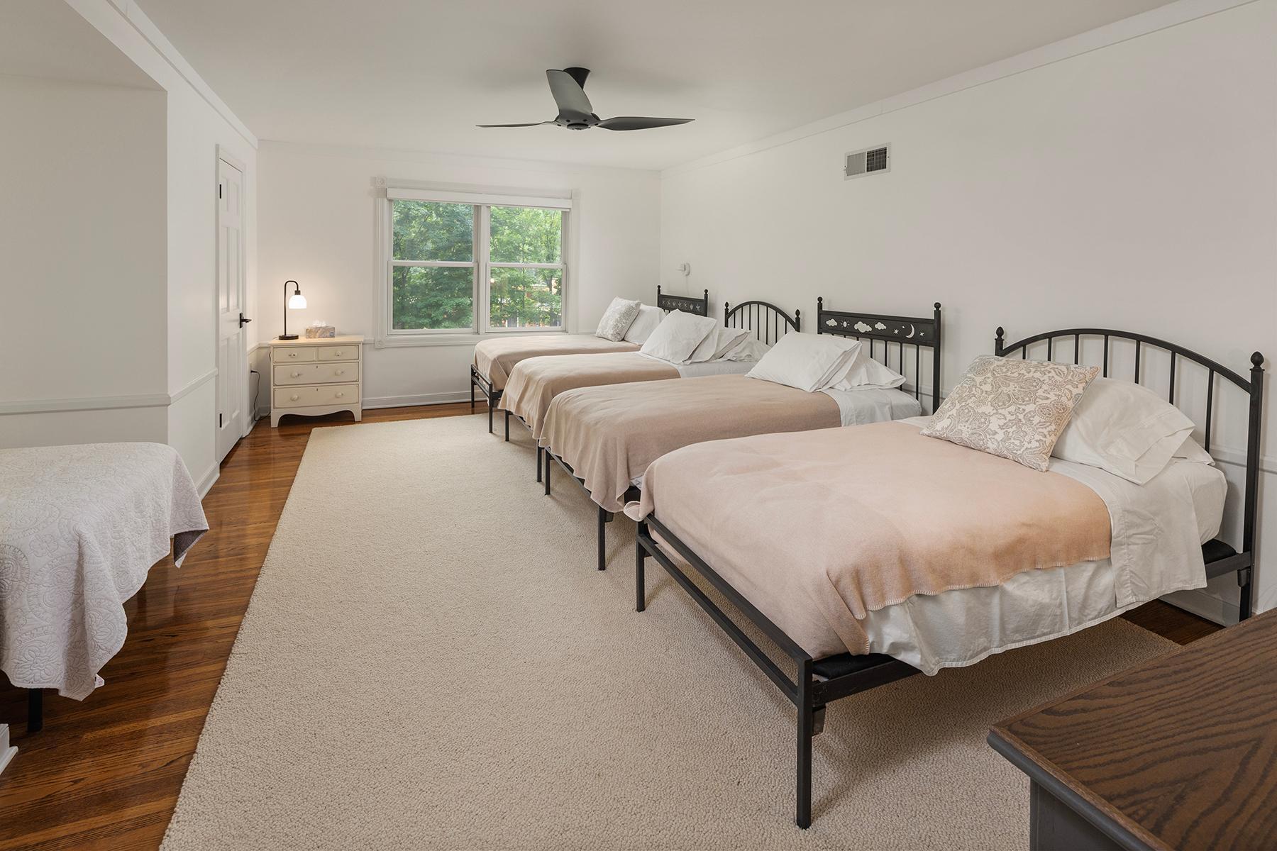 Large Bedroom with 2 walk-in closets