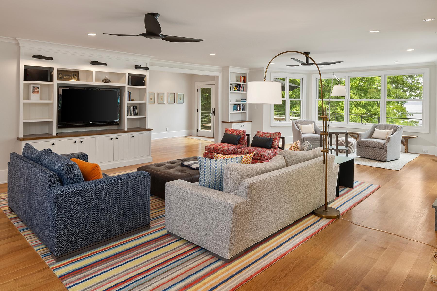 Views of lake, builti-ins, and more!