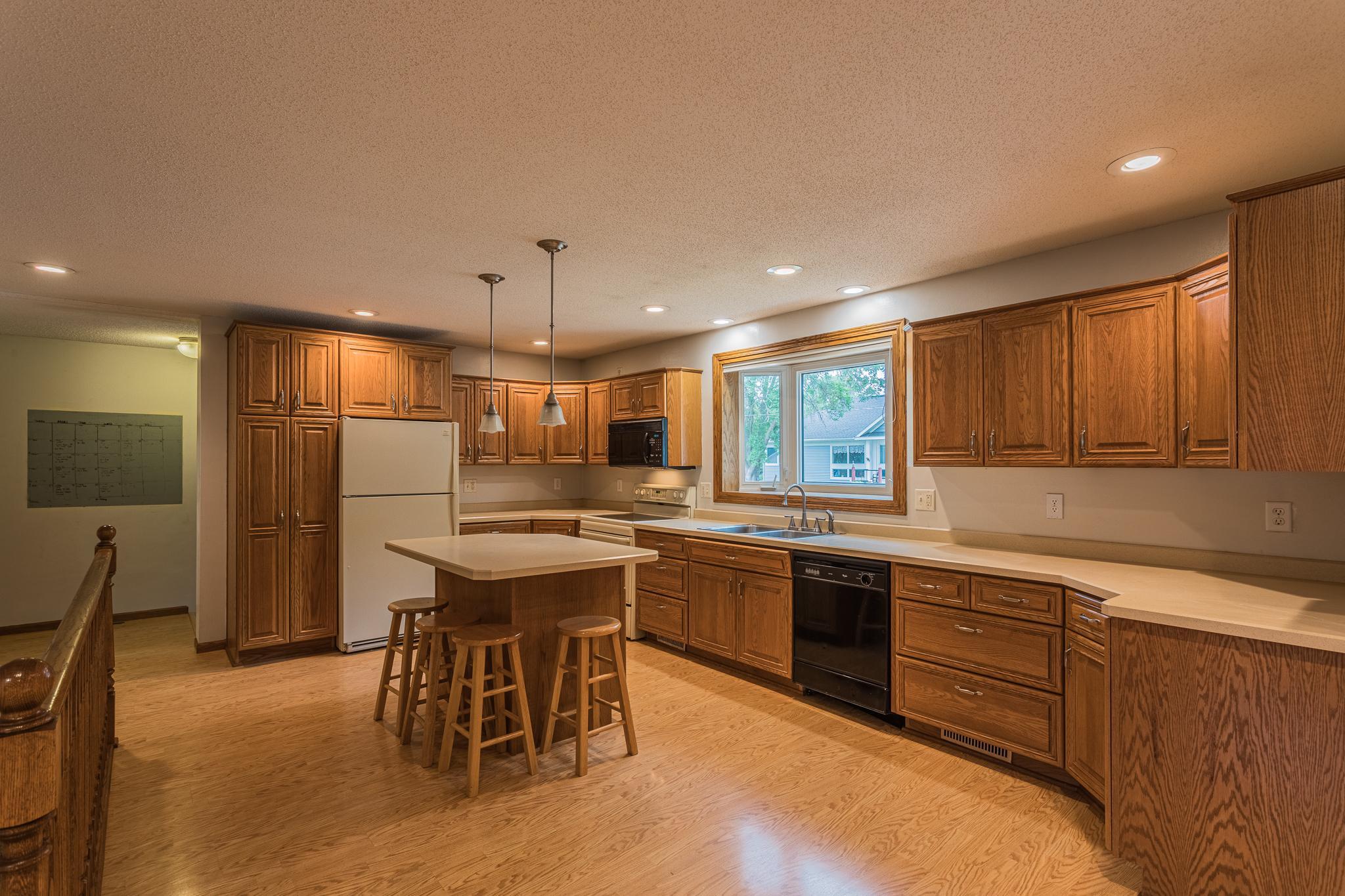 Kitchen w/island