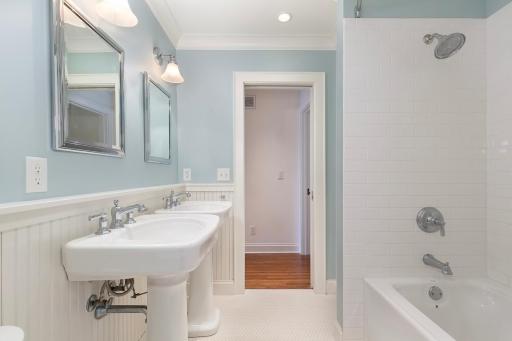 Jack and Jill baths