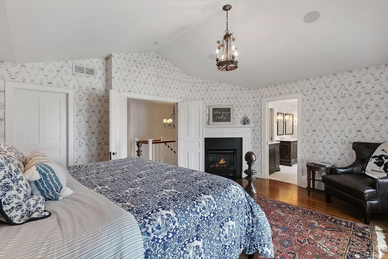 Primary gas fireplace