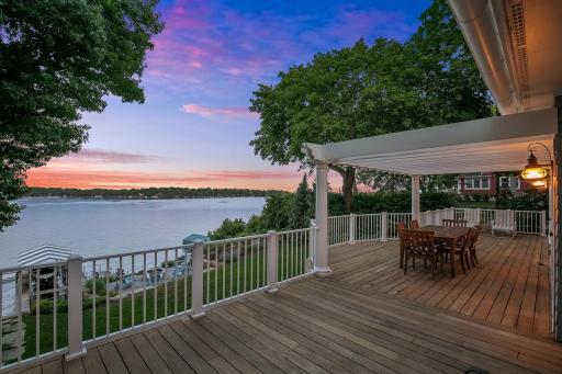 Expansive deck