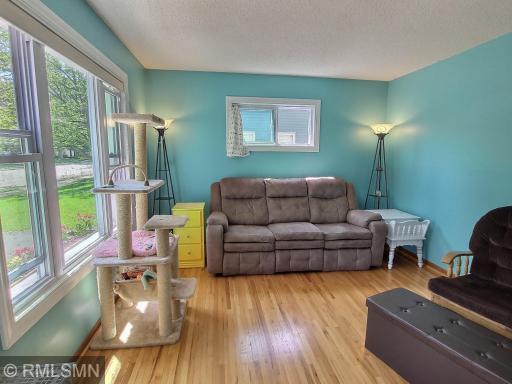 Complete with wood flooring and closet, this living room is surely one you'll be happy to come home to after a long hard day!
