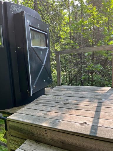 Deer stand with a deck