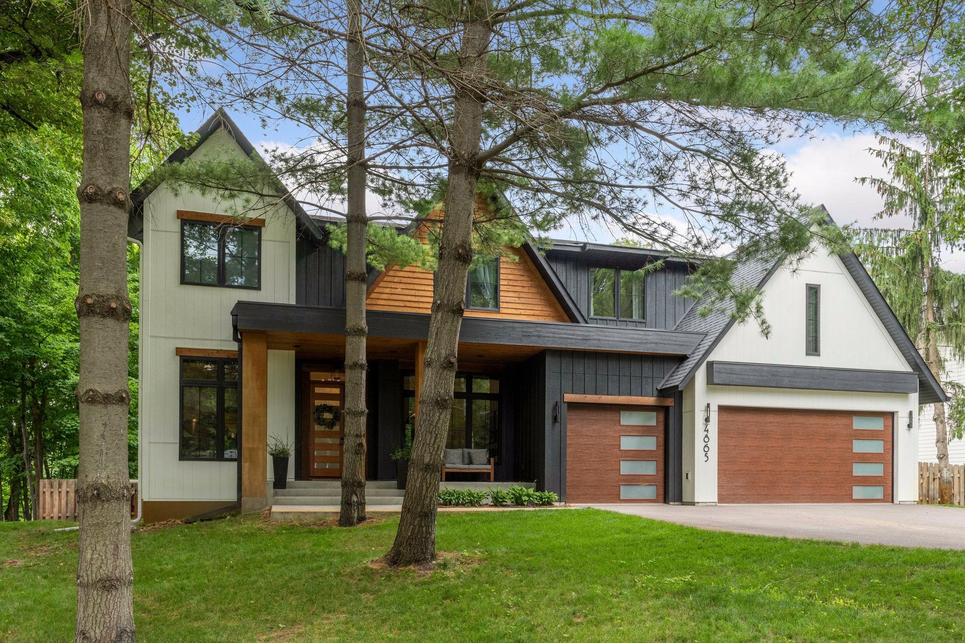 The home is a short 3-5min walk to Lake Minnetonka and the LRT, a 20 minute walk into Excelsior and to the Cottage wood General Store.