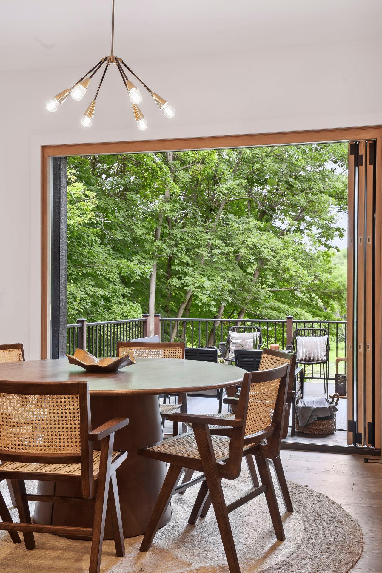 The Marvin scenic doors opens up to allow contemporary indoor and outdoor living.