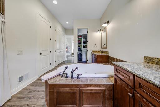 8870 Callander Circle, Lakeville, MN 55044