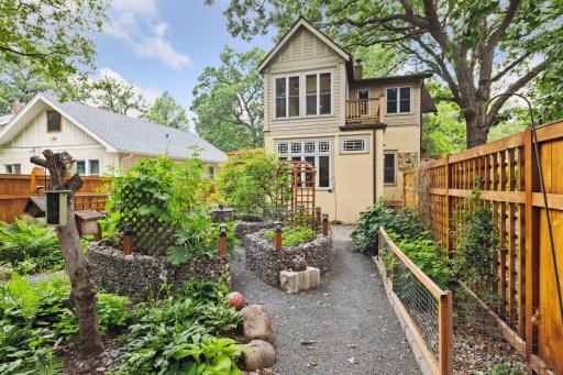 215 Cecil Street SE, Minneapolis, MN 55414