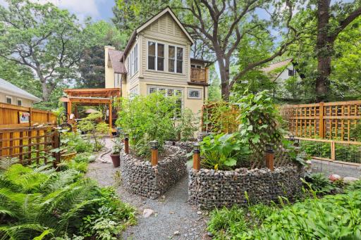 215 Cecil Street SE, Minneapolis, MN 55414