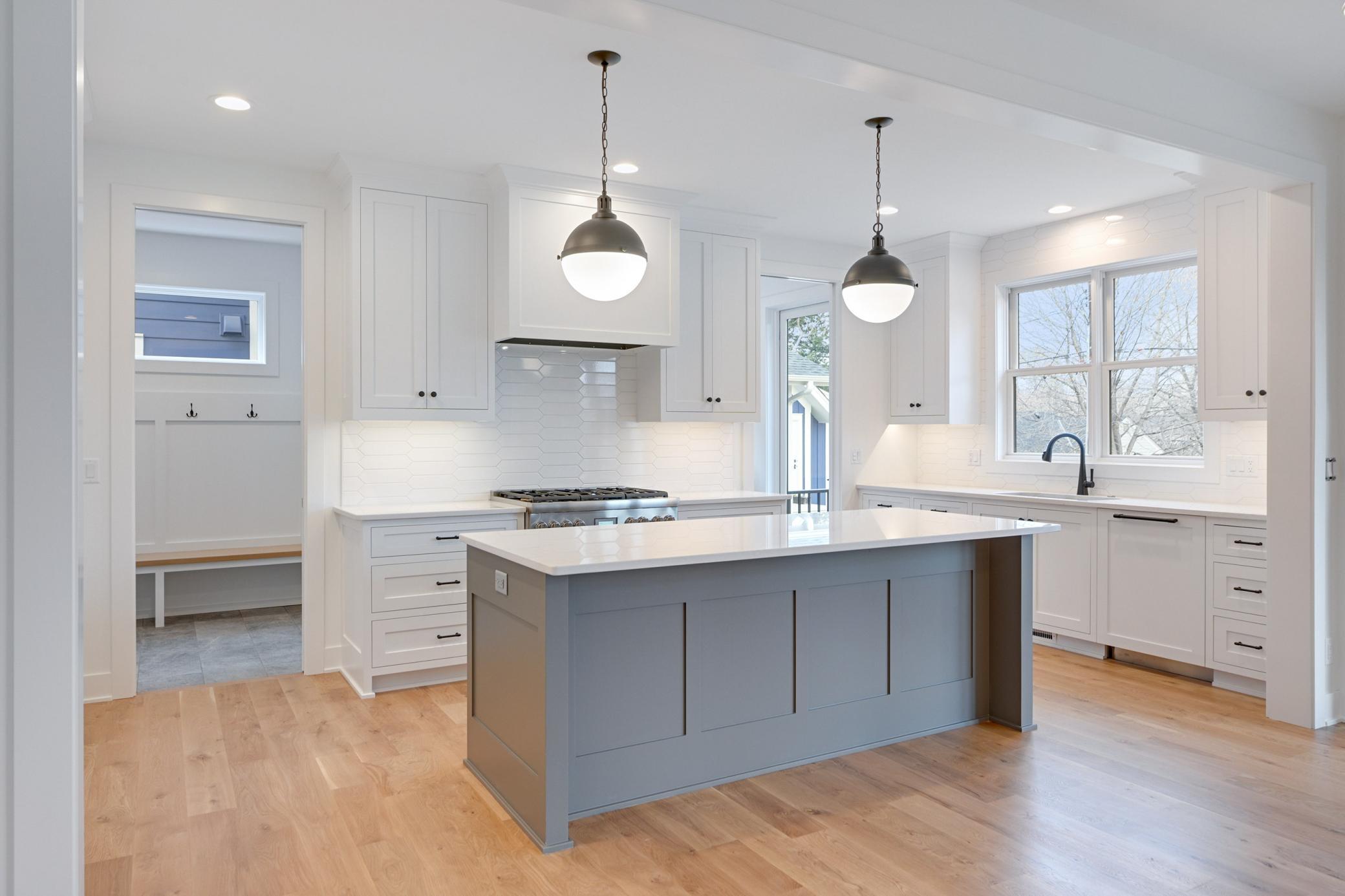 Kitchen with large breakfast bar - photo of pervious build