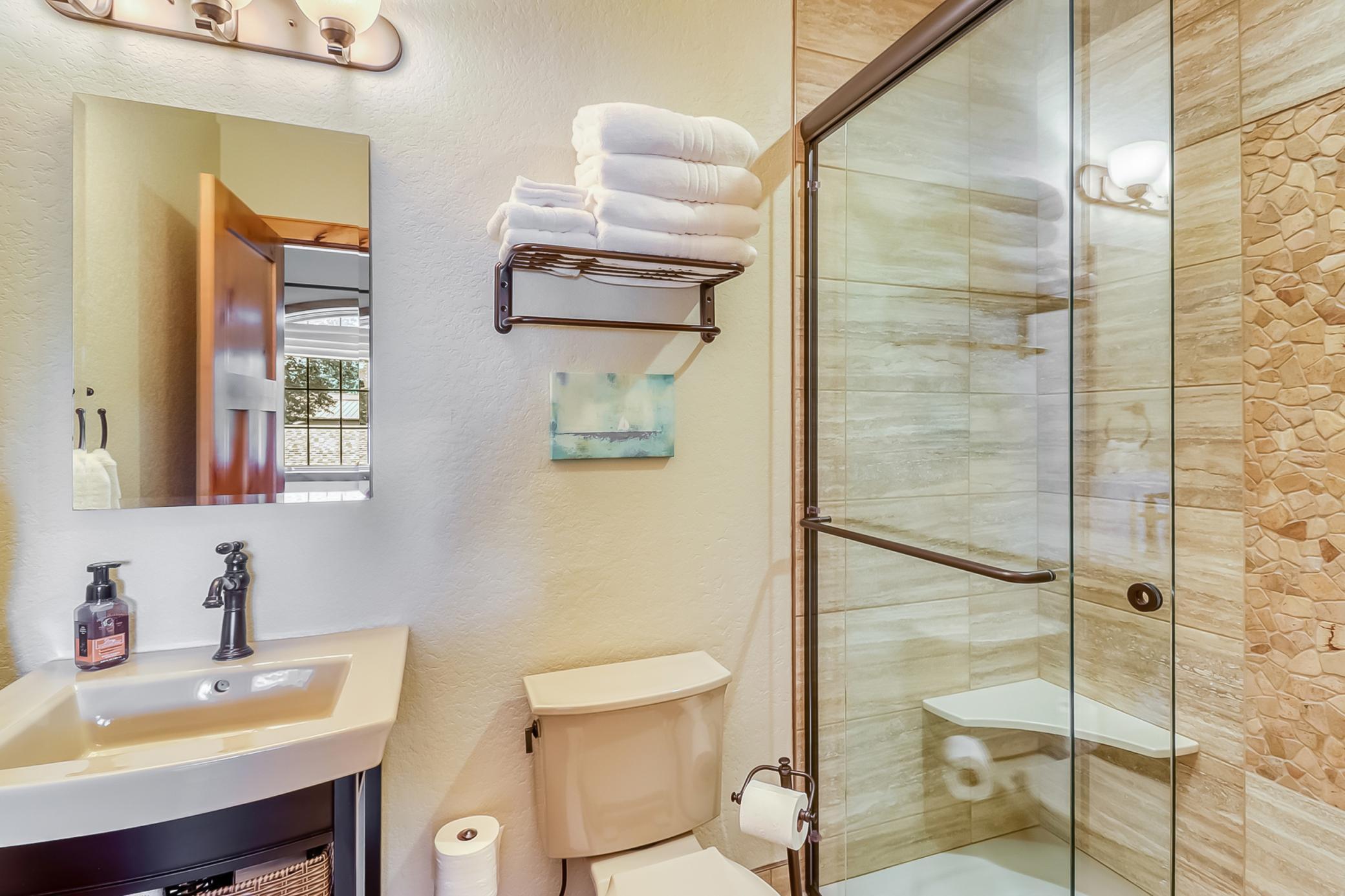 Upstairs Bonusroom3_Bathroom1_1.jpg