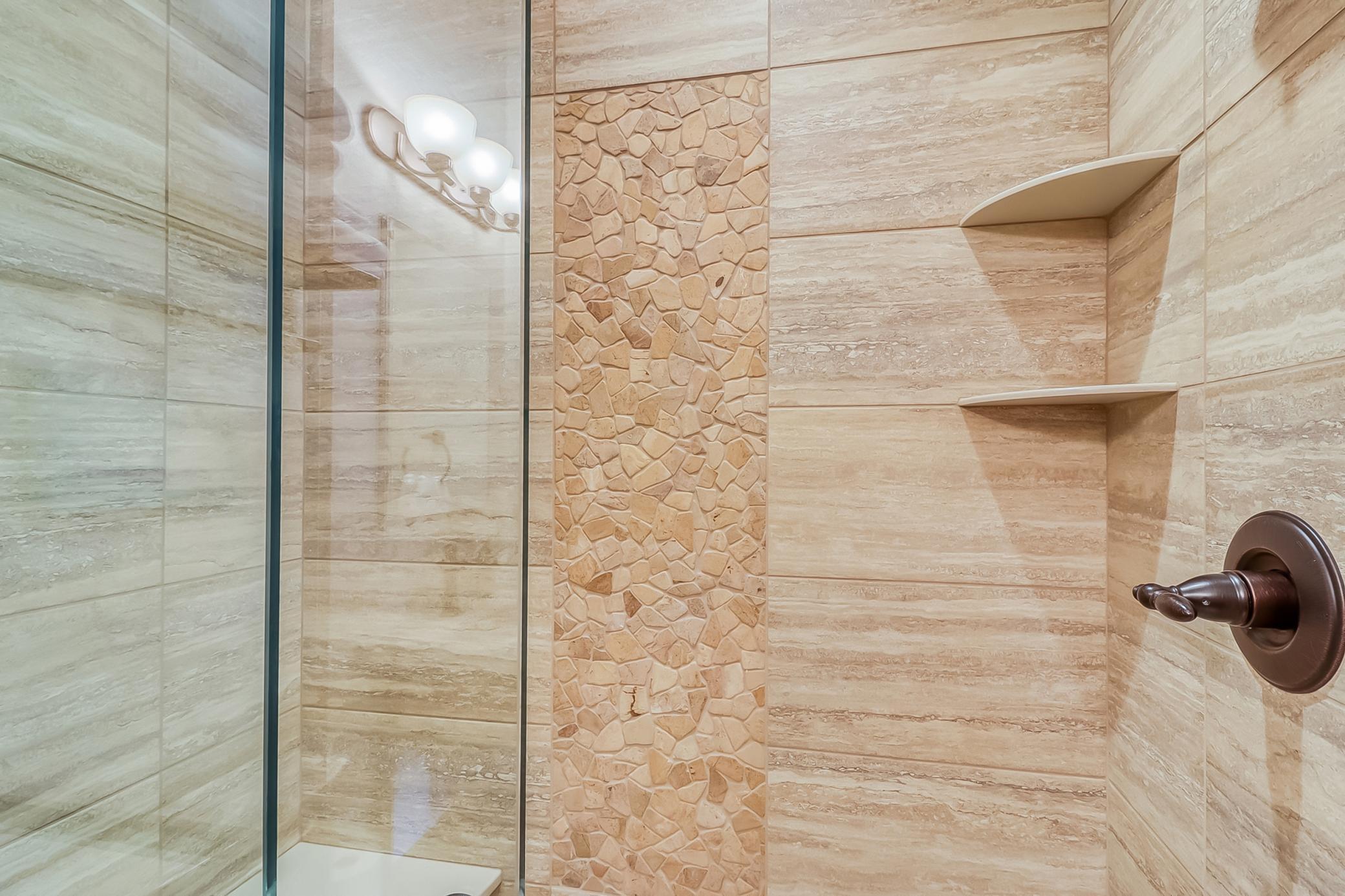 Upstairs Bonusroom3_Bathroom1_2.jpg