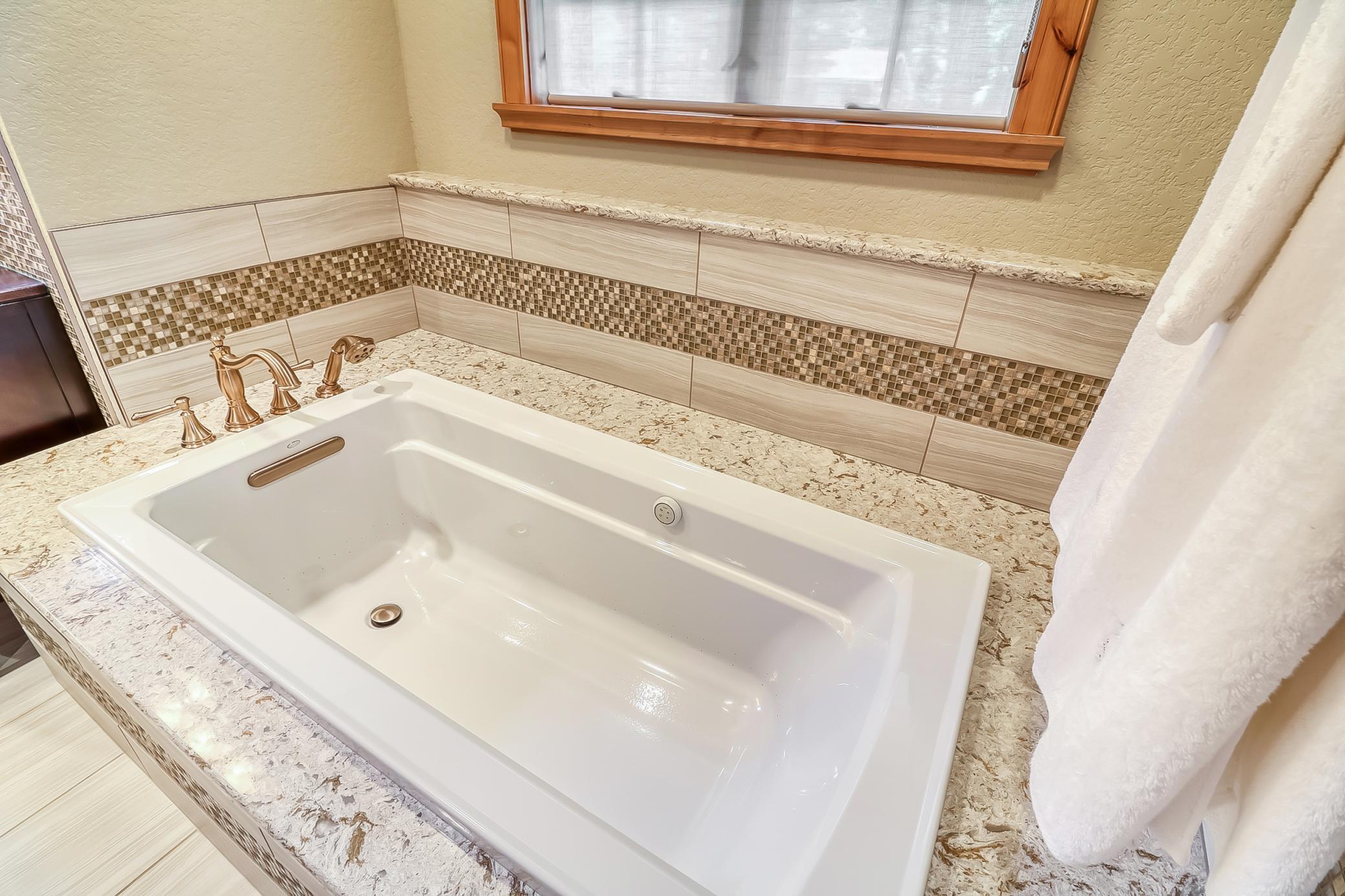 Primary Bathroom1_4.jpg