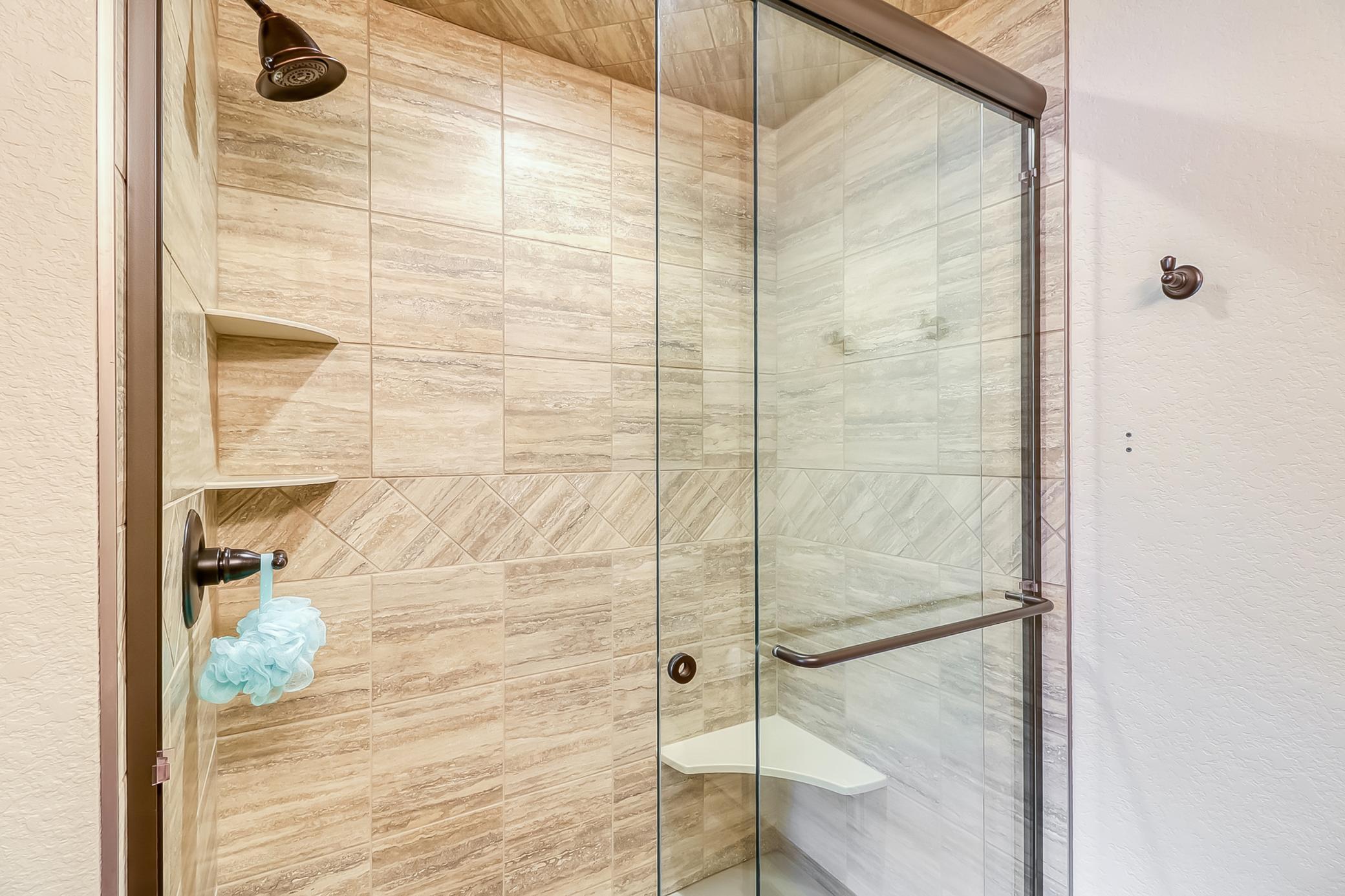 Upstairs Bonusroom2_Bathroom1_2.jpg