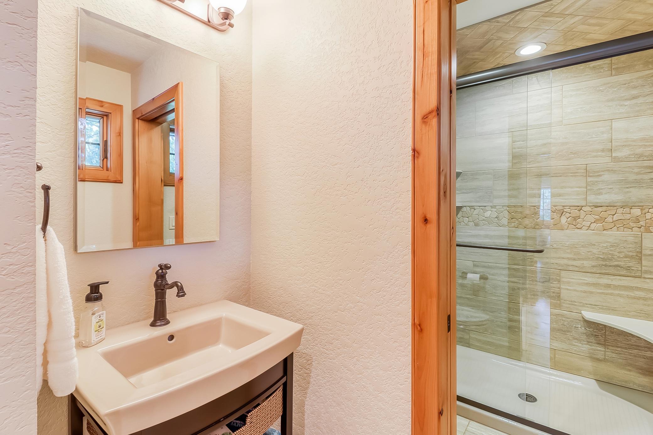 Upstairs Bonusroom4_Bathroom1_1.jpg