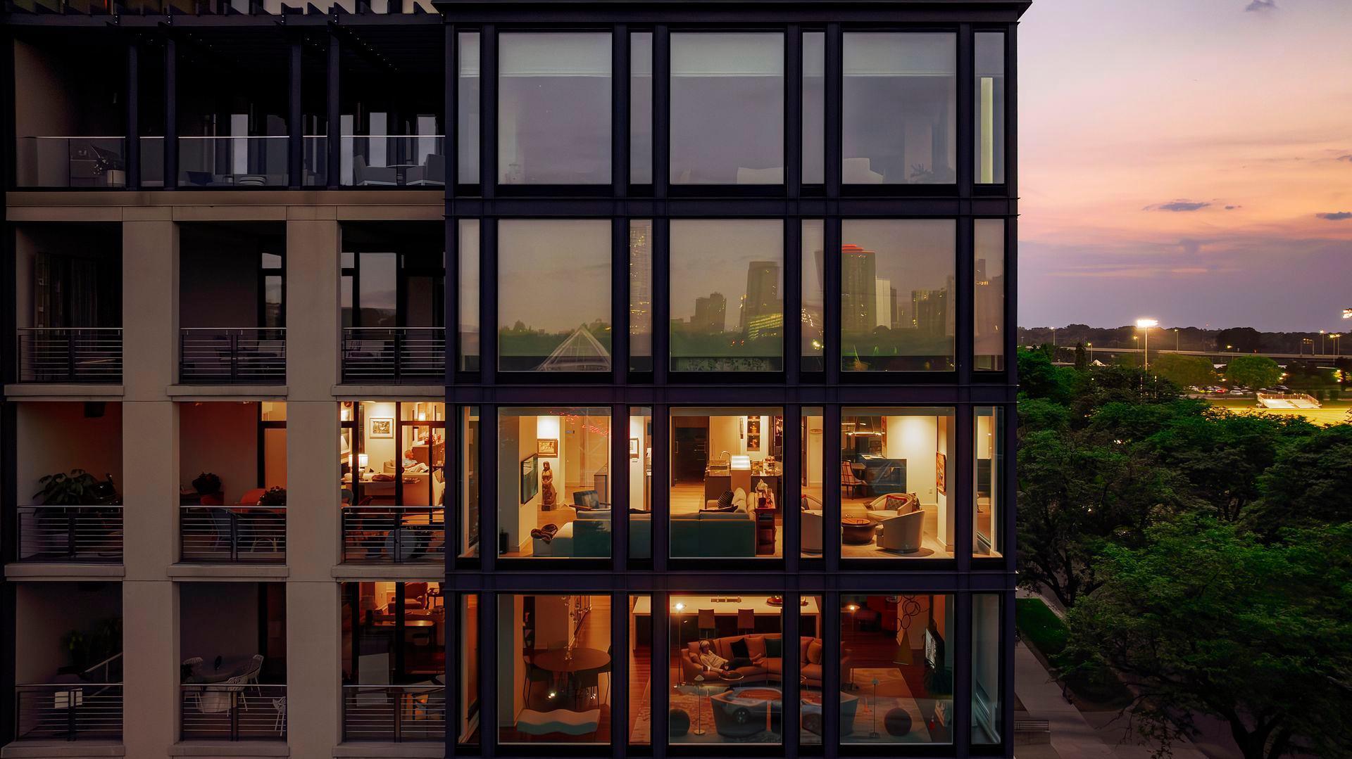 This 5th floor condo at "bird flight height" lights up at night and reflects your unparalleled city view.