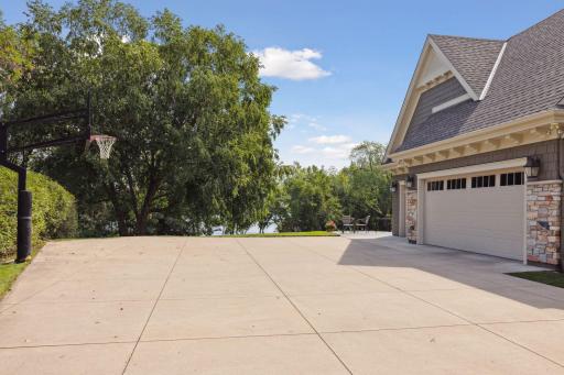 6 Spring Marsh Lane, North Oaks, MN 55127