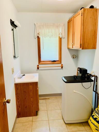 1/4 bath/utility room with W/D hook up