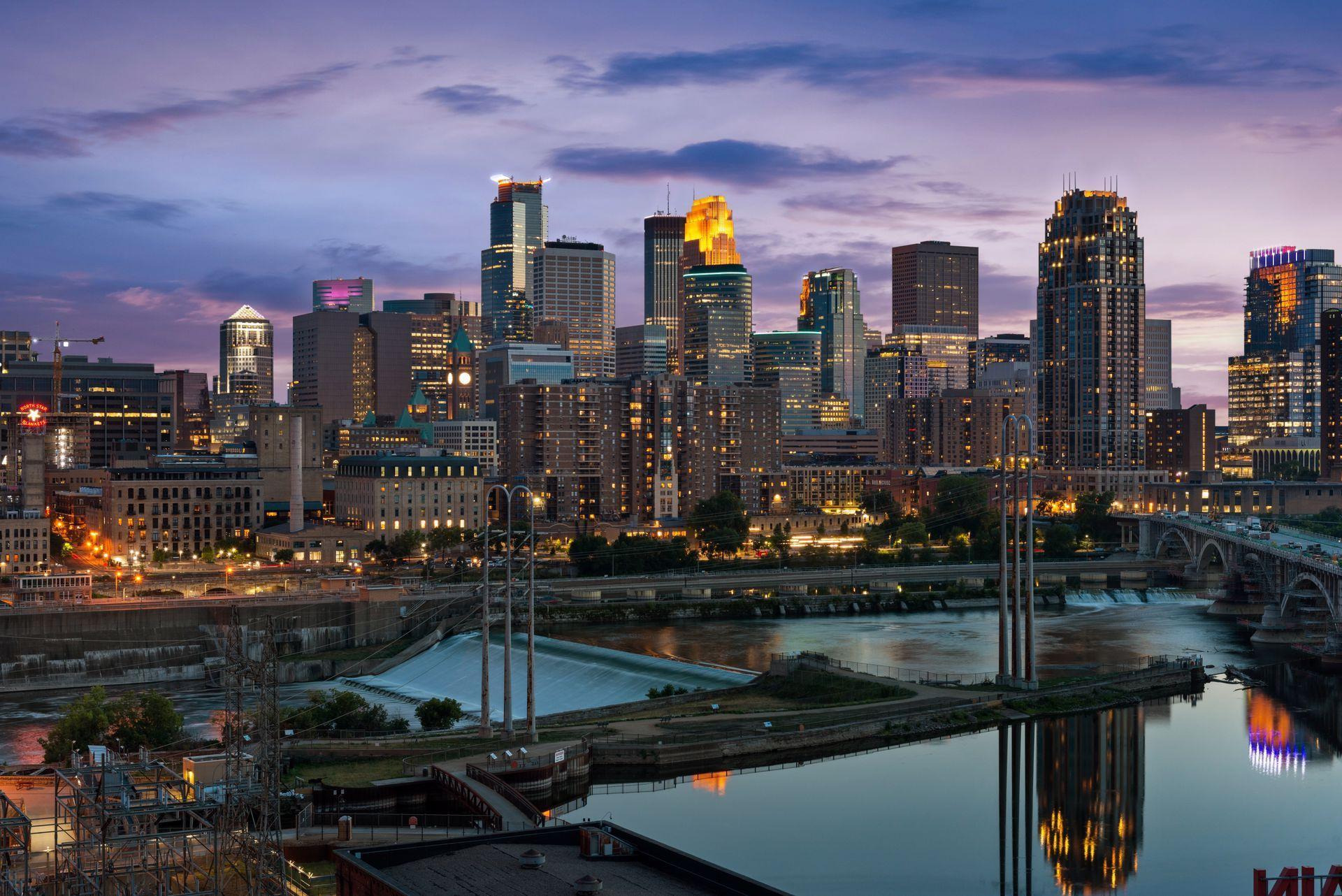 Offer your guests this dramatic view of St Anthony Falls, the only natural major waterfall on the Mississippi River. natural major waterfall on the Mississippi River.