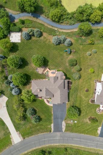 Big flat yard kids will love & basketball sport court