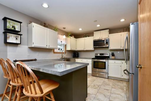 06 Kitchen & Breakfast Bar.jpg