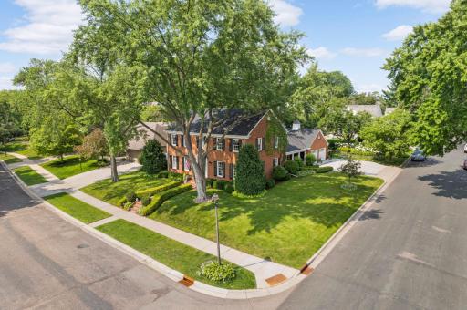 Amazing location in Edina's Colonial Grove N'hood