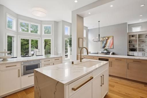 Perfectly appointed kitchen for cooking and entertaining