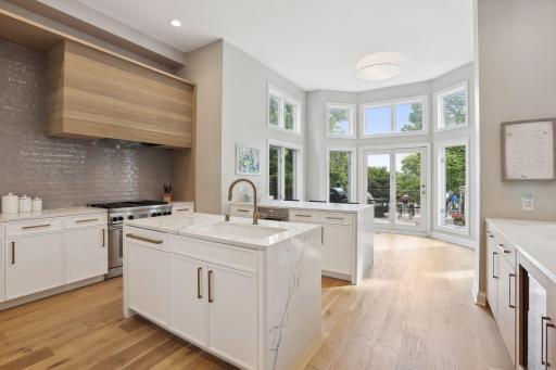 Perfectly appointed kitchen for cooking and entertaining