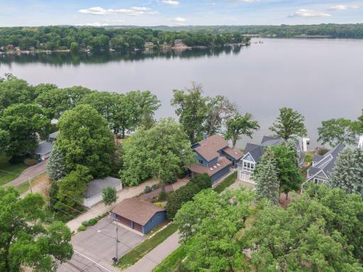 250 Peninsula Road, Medicine Lake, MN 55441