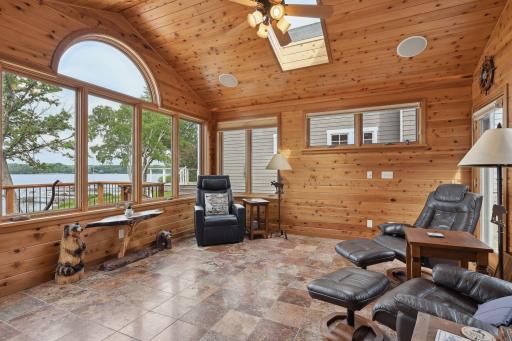 250 Peninsula Road, Medicine Lake, MN 55441
