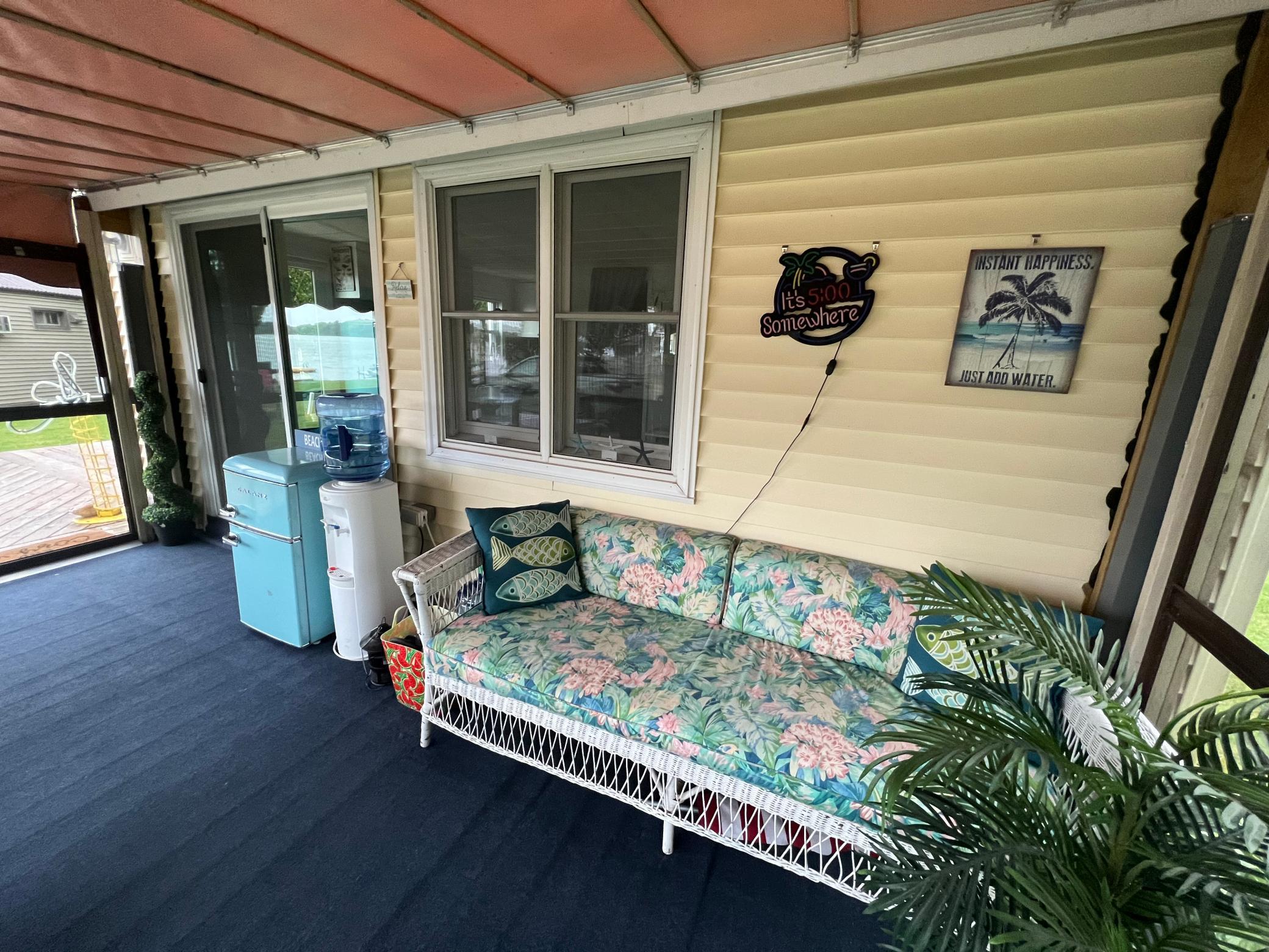 15 Screen Porch.JPG