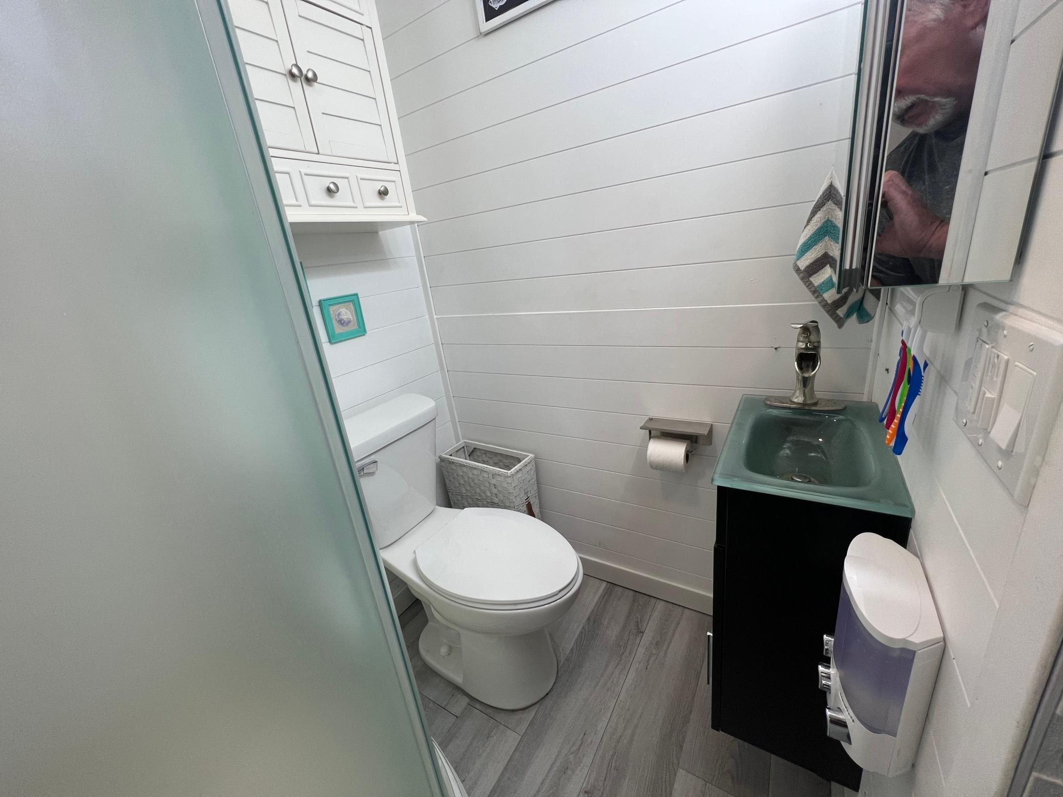 18 Bathroom.JPG