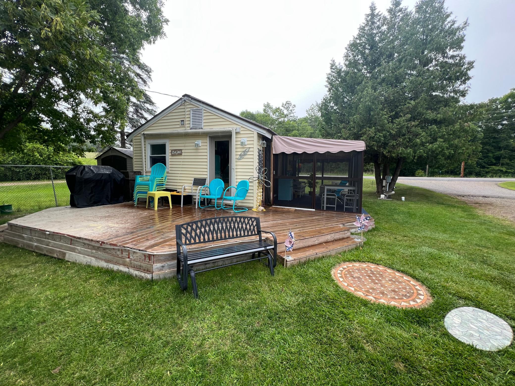 20 Deck & Screen Porch.JPG
